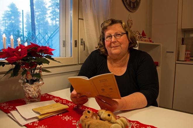 Leila Välimäki käyttää sään ennustamiseen Yliopiston almanakkaa. Talvi jää hänen havaintojensa mukaan vähälumiseksi ja pakkaset kohtuullisiksi. KUVAT: AUNE WARONEN
