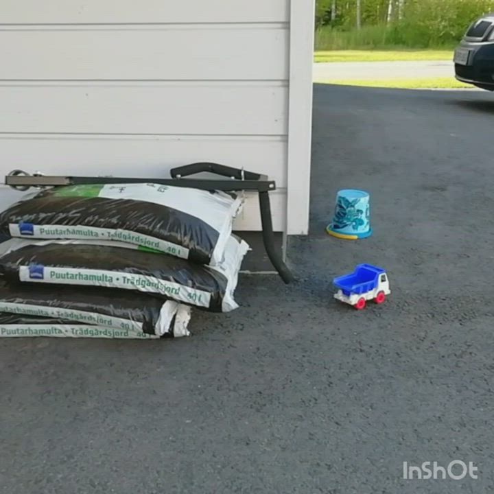 Katso videolta, kun pihalle uskaltautunut kärppä kantaa suussaan eläintä Ritaharjussa