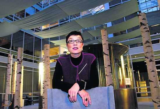 Purjetuulta. Opetusministeriön kulttuuri-, liikunta- ja nuorisopolitiikan osastoon kuuluvaa kulttuurivientiyksikköä vetää Paula Tuomikoski. Ministeriön väliaikaisen toimitilan aulassa Sörnäisissä kankaiset "kattopurjeet" kohtaavat myös koivupuurungot.