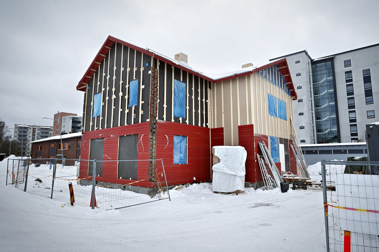 Pollarin hirsitalon muodonmuutos on kutakuinkin totaalinen. Kolmannen kerran viime lokakuun lopussa siirretyn talon ulkovuorausta ehdittiin jo aloittaa hieman ennen pakkasjaksoa.