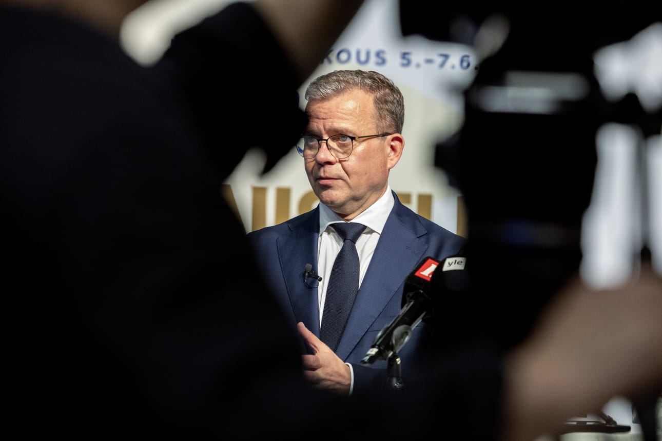 Jatkokaudelle puheenjohtajaksi valittu pääministeri Petteri Orpo tiedotustilaisuudessa kokoomuksen puoluekokouksessa Jyväskylässä.