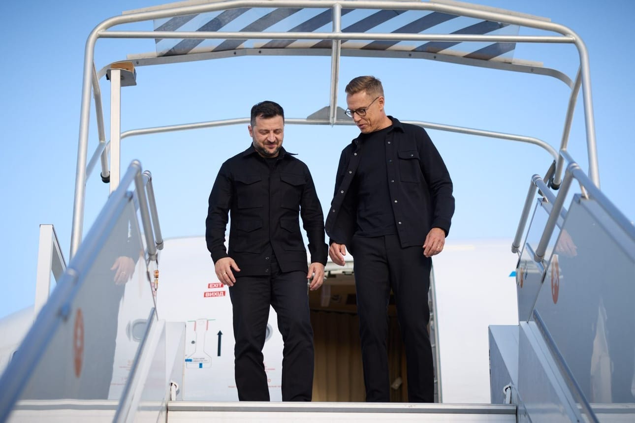 Presidentti Alexander Stubb (kuvassa oikealla) puhui puhelimessa Zelenskyin kanssa maanantaiaamuna. Zelenskyi kiitti Stubbia tuesta ja kertoi, että toimintaa Ukraina-neuvottelujen ympärillä koordinoitiin erittäin hyvin. Arkistokuva.