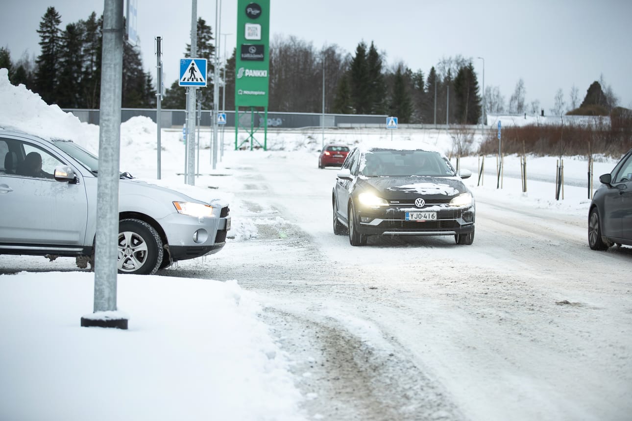 Tässä kuvassa keskellä kuvaa olevan Volkswagenin tulee väistää parkkipaikalta tulevaa autoa.