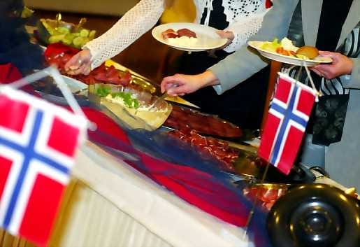 Moni lähtee Norjalaisten lihapatojen ääreen.