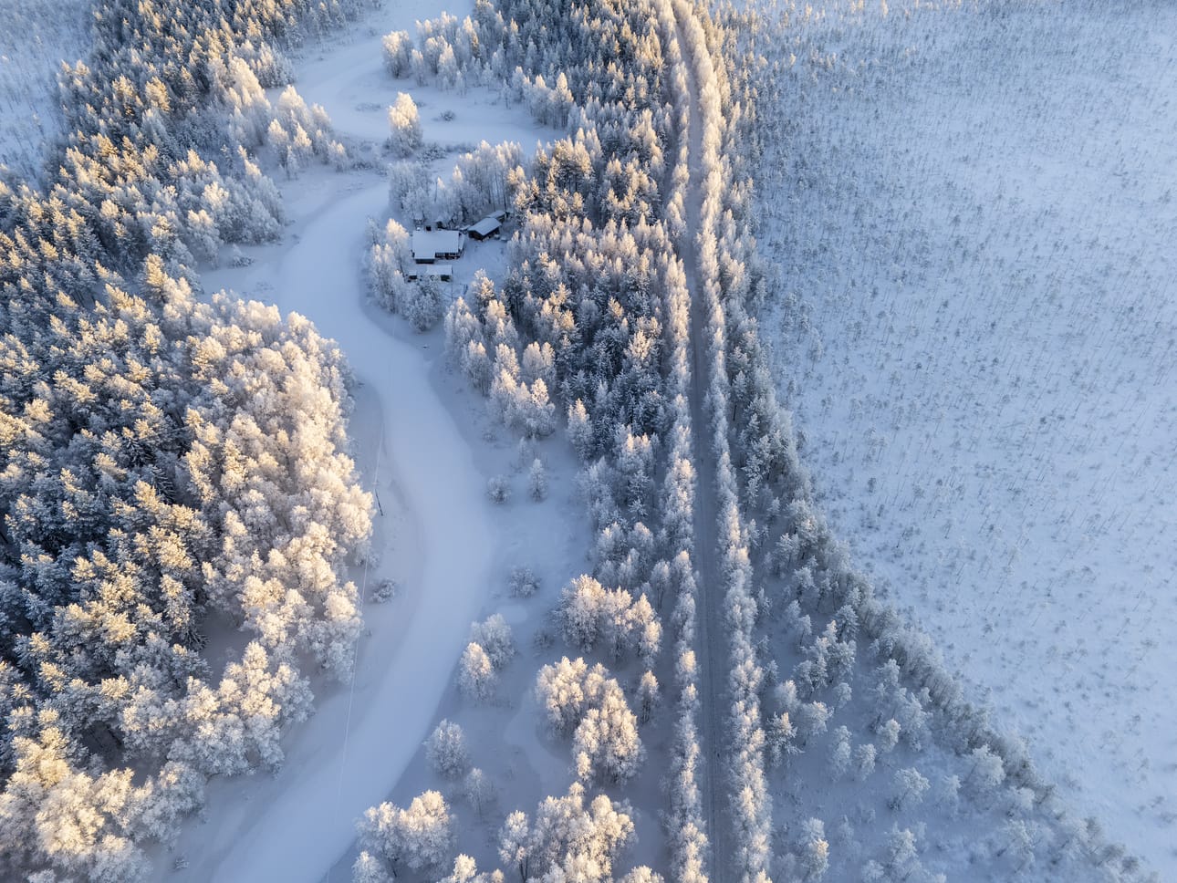 Hyydetulva nosti veden Kiiminkijoen sivujoessa Utajärven Sanginkylässä viime viikon lopulla. Kuva on otettu torstaina 8. tammikuuta, jolloin tulvan katkaisema tie oli jäätynyt ajokuntoiseksi.
