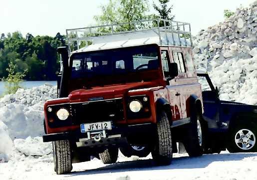 Maastopakettiauto . Land Rover Defender 110 County Safari Van on pakettiautoksi rekisteröity maastoauto.