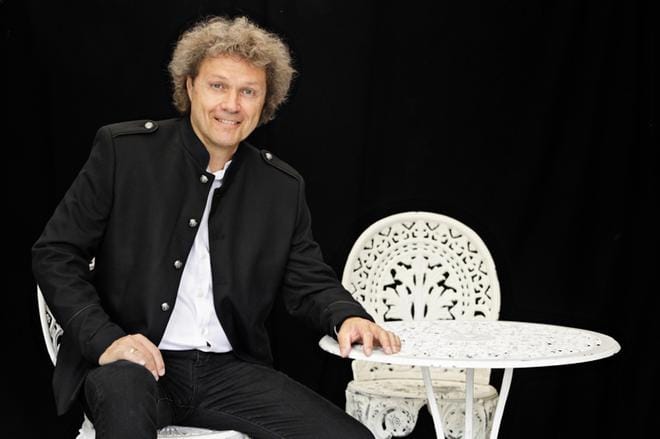 Tenori Tom Nyman on aina ollut sitä mieltä, että eri genret täydentävät toisiaan. – Klassisella puolella rock-asenteesta on joskus hyötyä, hän naurahtaa.