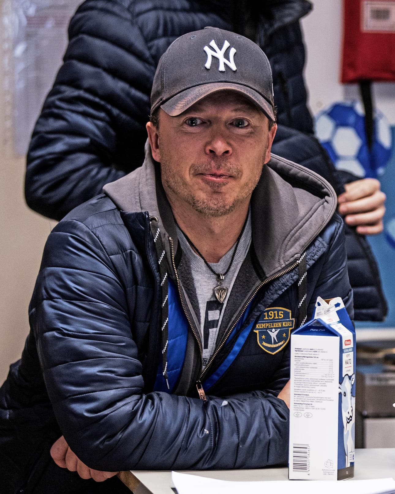 Janne Jarva on pitkän linjan puurtaja pesäpalloyhteisössä. Hän varmistaa, että joukkeiden pelimatkat sujuvat järjestelyjen osalta.