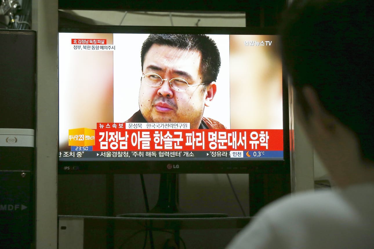 Mies katsoo Kim Jong-Namin kuolemasta kertovaa uutislähetystä.
