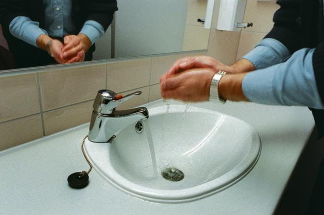 Infektioepäilyssä on erittäin tärkeää, että yhteydenotto tapahtuu puhelimitse, jolloin annetaan ohjeet hoitoon hakeutumisesta. Sairaanhoitopiirin alueella yhteydenotto tehdään numeroon 116117. ARKISTOKUVA: LASSE KORHONEN