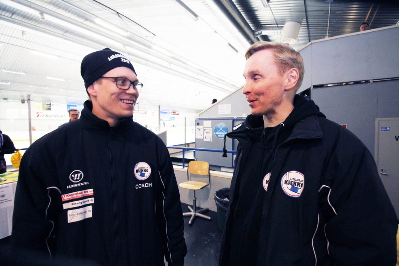 Kiiminkiläiset juniorit muistuttavat pelaamisen olevan voittoa tärkeämpää. Ottelujen välillä lätkää lyödään käytävillä.