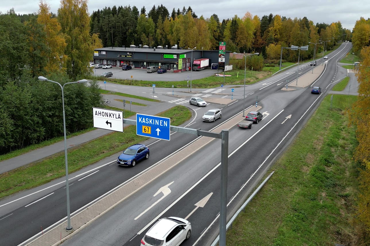 Ahonkylä kahden kasvukeskuksen välissä – Ilmajoen ja Seinäjoen – houkuttelee uusia asukkaita puoleensa tasaisen varmaan tahtiin. Onko se asuinalueena jotain enemmän kuin nukkumalähiö – siitä koitimme päästä jyvälle haastattelemalla paikallisia ihmisiä.