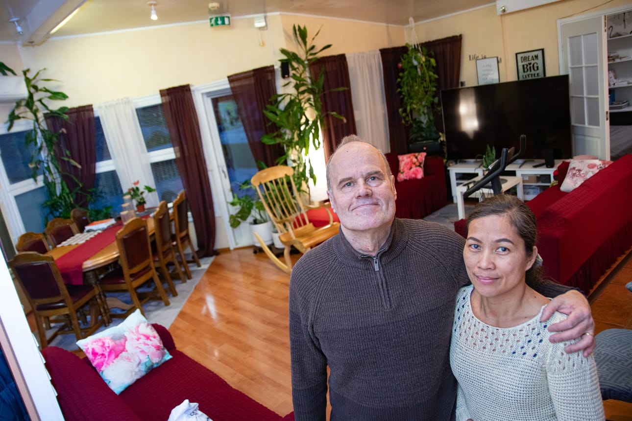 Reijo ja Genelyn Nissi toimintansa Kuusamossa aloittavassa perhekodissa, joka on Nissien omakin koti. Tässä huoneessa oikealla kuvan ulkopuolella on vielä muun muassa takka. Vasemmalla pöydän vieressä on keittiö.