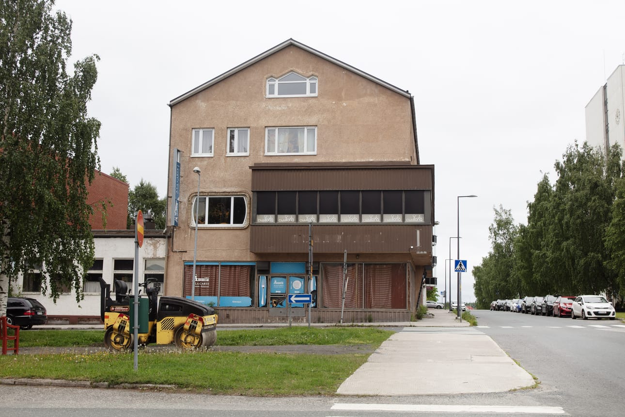 Kemin kaupungintalon lähettyvillä sijaitseva vanha ravintola- ja hotellirakennus on valmistunut Meripuistokadulle vuonna 1957.