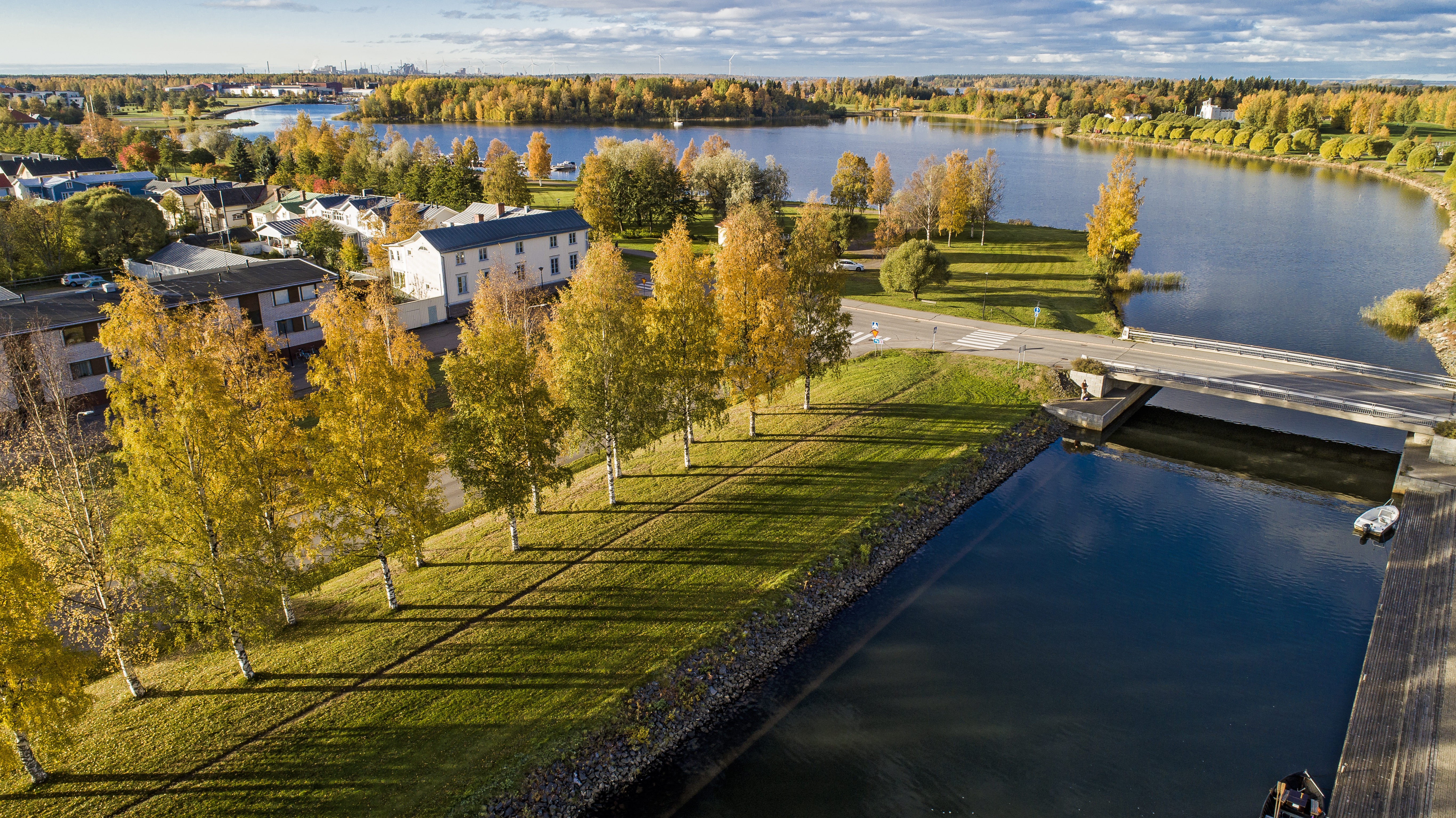 Raahe näyttää nyt linnun silmin tältä. Merenrantaa ja saaristoa kehystävät kullankeltaisina hohtavat puut.