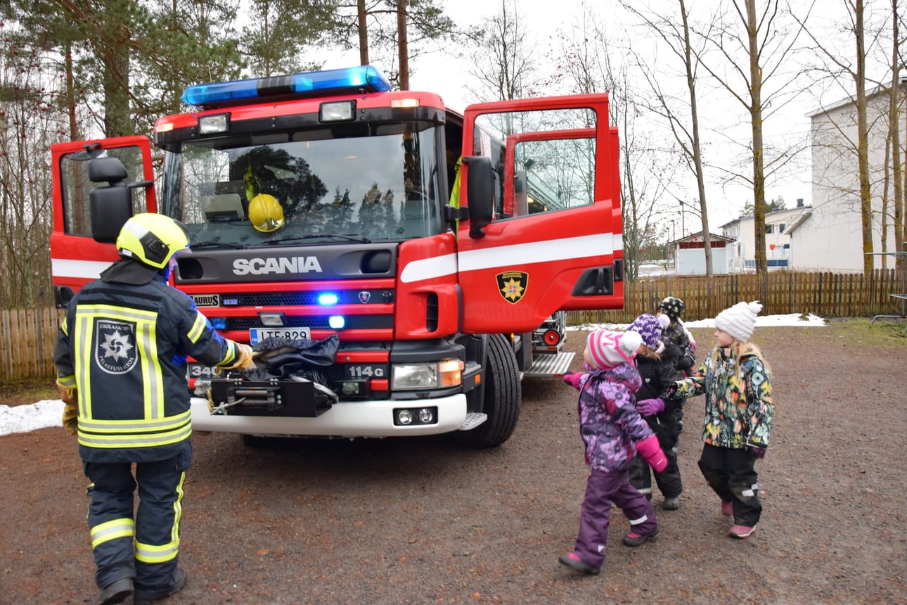 Montako sinistä vilkkuvaloa tässä paloautossa on, kysyivät pelastuslaitoksen miehet ja sen jälkeen alkoi kova laskentaurakka. Auto kierrettiin huolellisesti silmäillen läpi ja lopputulokseksi saatiin 10 erikokoista sinistä valoa.