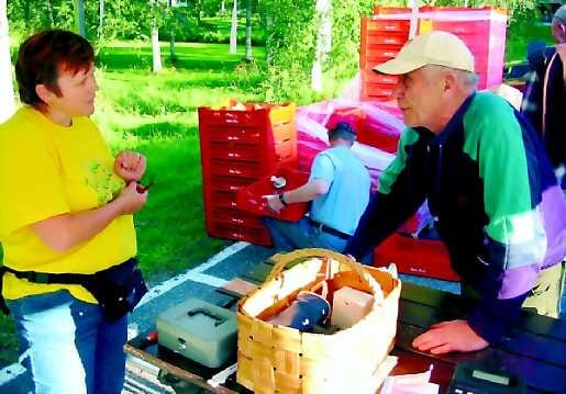 Tatit vielä metsässä. Olavi Määttä tiedustelee tatinpoiminnan saloja Marjo Korhoselta.