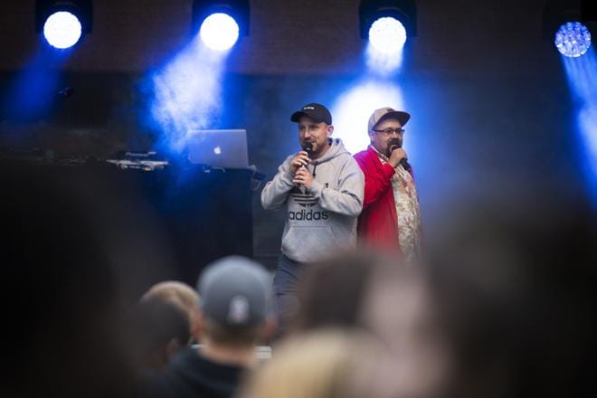 Trio Yön Poltteen vaasalaisvahvistukset Setä Tamu eli Mikko Tamminen ja Kuningas Pähkinä alias Pekka Karppinen räppäsivät keskiviikkona kampusfestivaalilla. KUVAT: JARNO PELLINEN