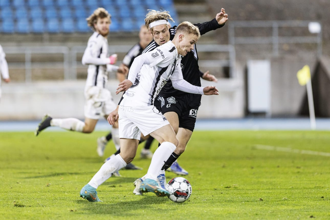 TPS:n Linus Rönnberg ja Lahden Teemu Penninkangas kaksinkamppailussa jalkapallon Veikkausliigan karsintaottelussa FC Lahti-TPS Lahdessa. LEHTIKUVA / RONI REKOMAA