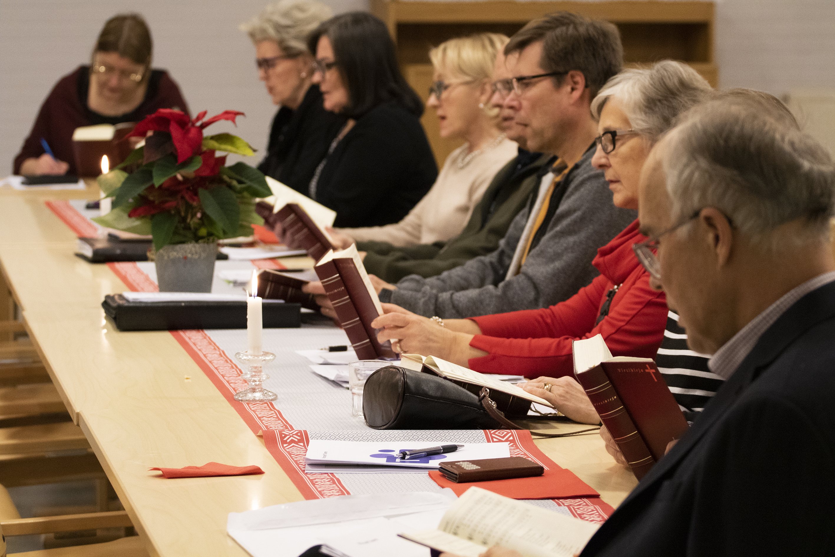 Kirkkovaltuuston kokous alkoi virrellä ja päättyi virteen. 