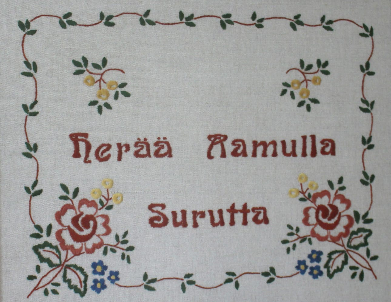 Maija-Liisan siskon tekemä huoneentaulu puhuttelee.