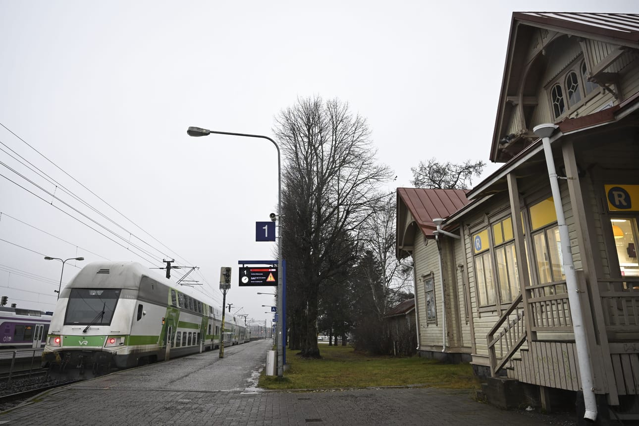 Kirkkonummen valtuusto hylkäsi Länsiradan osakassopimuksen, mutta on valmis rahoittamaan Veikkolan seisaketta.