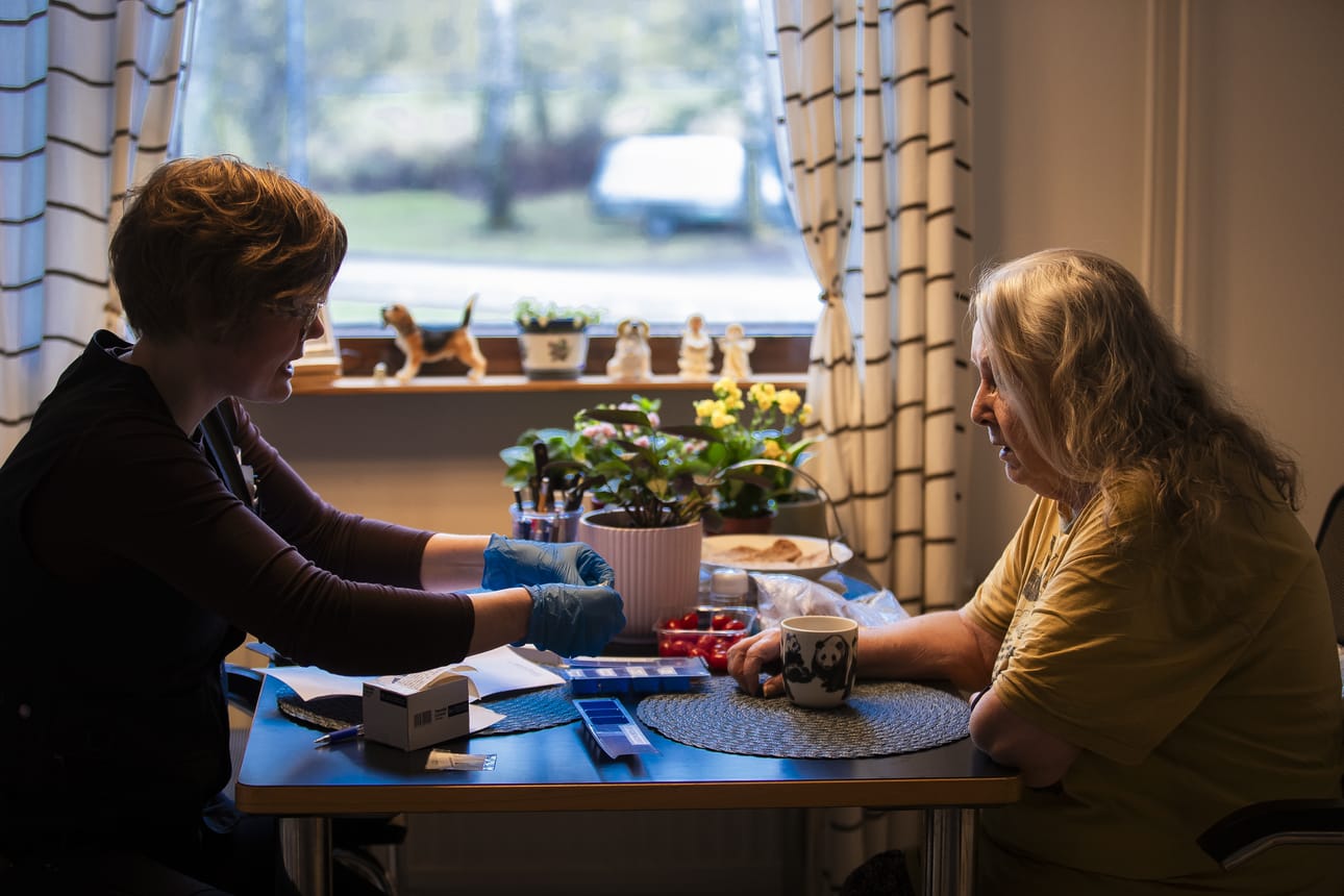 Silja Lehtelä jakaa Eini Timosen lääkkeitä dosettiin.