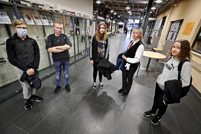 Kurikan Yhteiskoulun kahdeksasluokkalaiset Arttu Nurmenniemi, Ossi Mansikkaharju, Miia Kohtala, Jenna Syväoja ja Jenni Borén ovat sitä mieltä, että Siat-näyttely olisi voinut toisia järkyttää ja toisia ei. Heidän kiinnostuksensa näyttelyä kohtaan kuitenkin kiellon myötä voimistui. KUVA: KARI LÖFHJELM