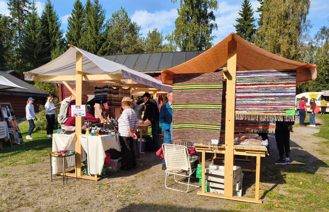 Bragen syysmarkkinoilla on ruoan lisäksi myynnissä käsitöitä kuten räsymattoja.