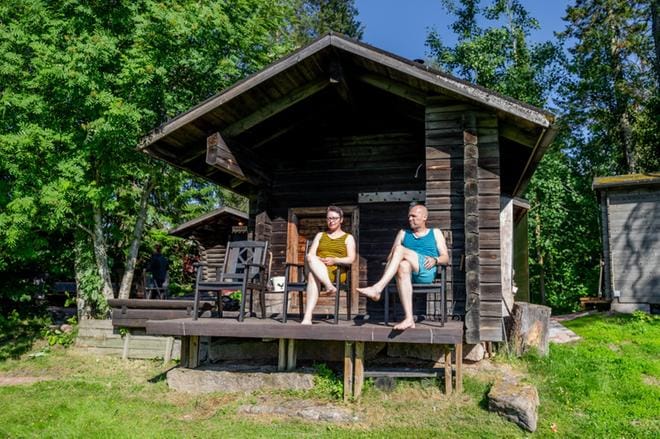 Eija ja Olli Salo-Tuisku tulivat lähipitäjästä avoimeen saunailtaan. KUVA:ELENA MIKKILÄ