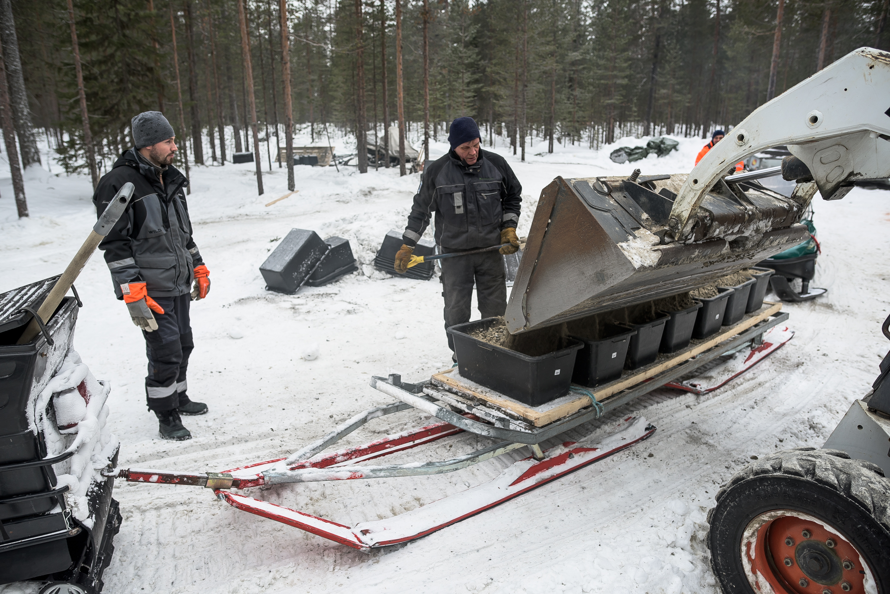 Maastotöissä on ahkeroinut kymmenkunta miestä.