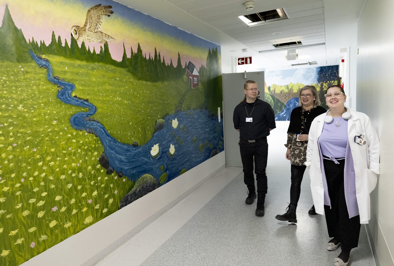 Intiöstä D-taloon siirtyvän psykogeriatrisen hoito-osaston seiniä koristavat vuodenaikamuuralit, jotka ovat Oulun taidekoulun opiskelijoiden maalaamia. Osastonhoitaja Tuukka Ervasti (vas.), vastuuyksikköpäällikkö Tuula Määttä ja palvelualuejohtaja Elina Heikkinen esittelevät piakkoin remontin alta valmistuvia tiloja.