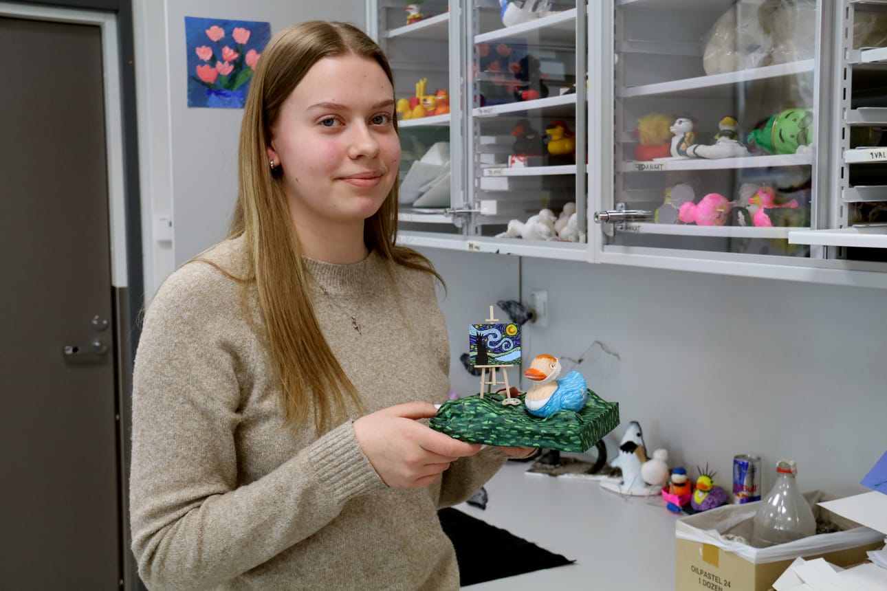 Aliina Pölläsen Vincent van Gogh lepää pahvista tehdyllä alustalla, jonka nostavat kumpareiseksi foliomytyt. Maalit ovat akryylivärejä.