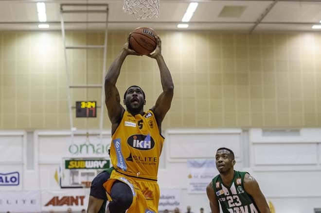 Karhu Basketin uusi hankinta Taylor Johns pussitti avauspelissään 17 pistettä. KUVA: ERKKI HAUTAVIITA