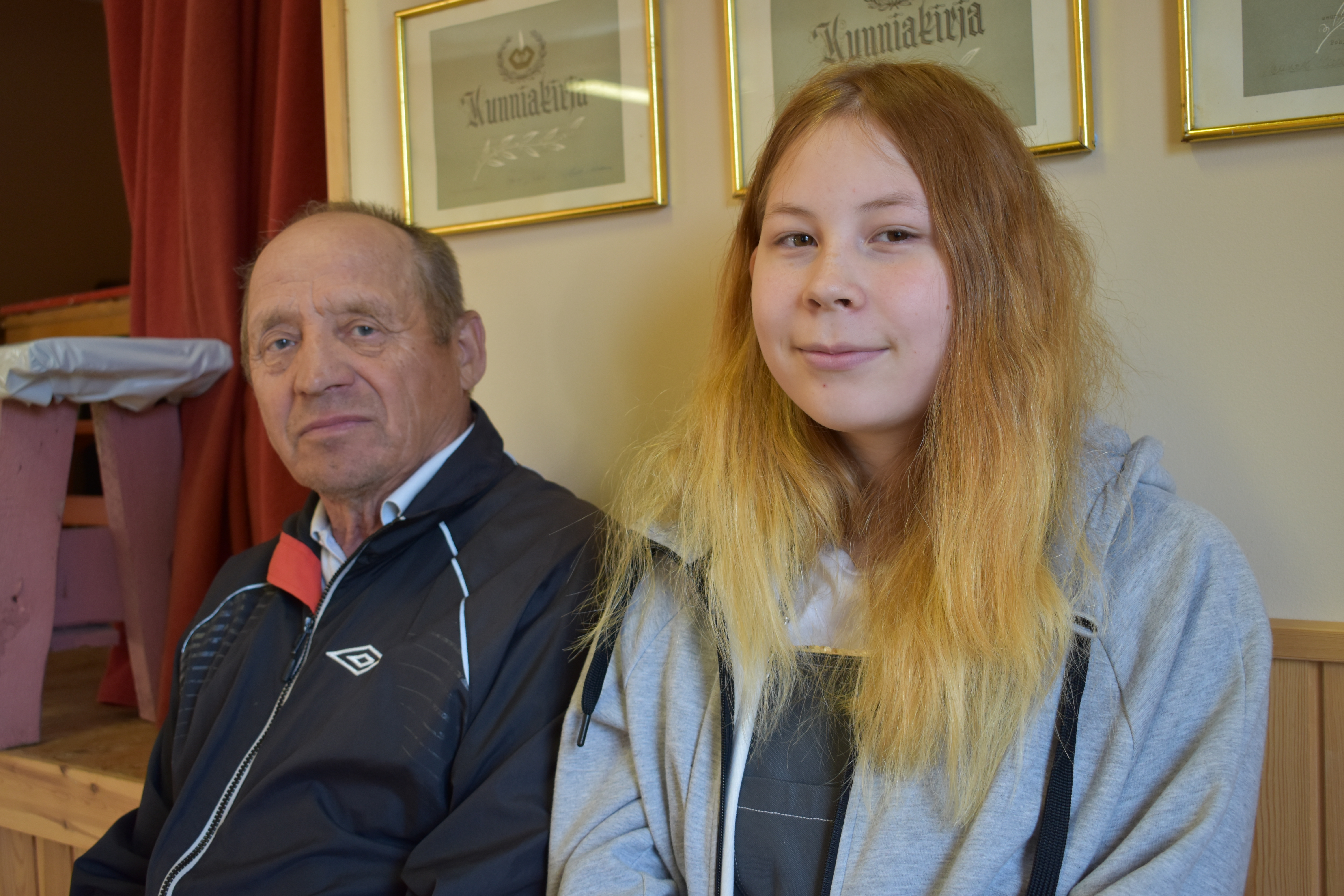 Multasniemen nuorisoseuran puheenjohtaja Alpo Lämsä on ollut joka vuosi järjestämässä humppakilpailuja. Ainoastaan yhtenä kesänä Lämsä ei pystynyt osallistumaan tapahtumaan, mutta muina vuosina hän on ollut tansseissa itsekin. Lämsän vieressä hänen lapsenlapsensa Hilla Paloniemi.