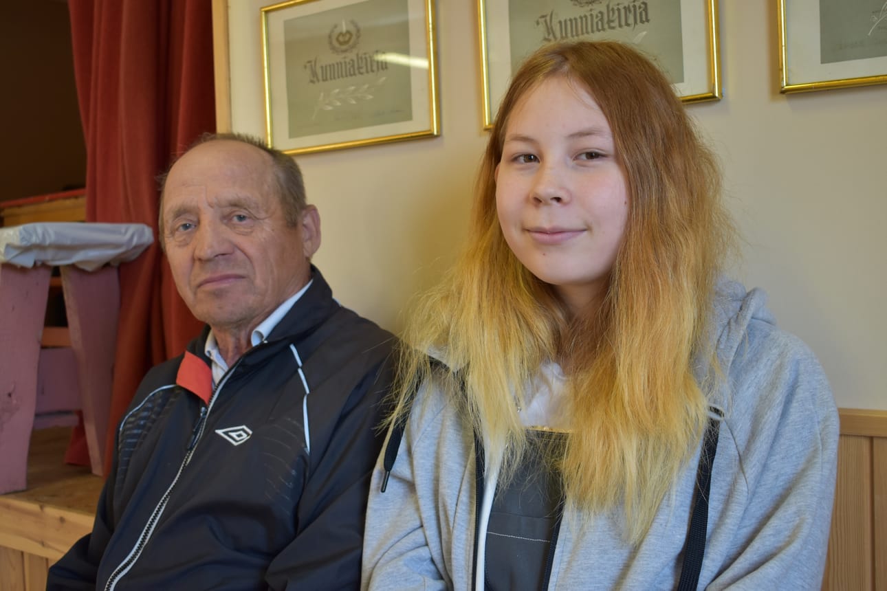Multasniemen nuorisoseuran puheenjohtaja Alpo Lämsä on ollut joka vuosi järjestämässä humppakilpailuja. Ainoastaan yhtenä kesänä Lämsä ei pystynyt osallistumaan tapahtumaan, mutta muina vuosina hän on ollut tansseissa itsekin. Lämsän vieressä hänen lapsenlapsensa Hilla Paloniemi.