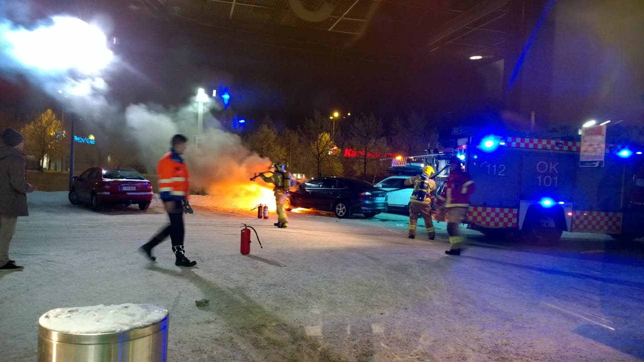 Henkilöauton moottoritilassa roihahtanut tulipalo herätti huomiota illalla Oulussa Limingantullin Prisman parkkipaikalla.