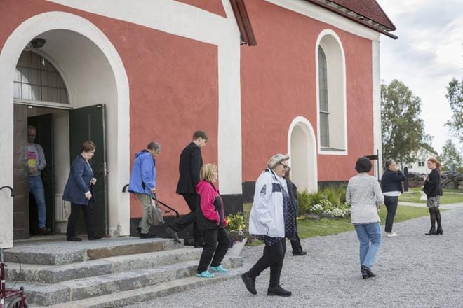 Kalixin kirkossa järjestettiin lauantaina muistohetki, johon osallistui noin 30 bussionnettomuuden uhrien läheistä. Kuva: Jarno Kontiainen