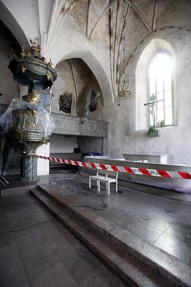 Porvoon tuomiokirkon holvit kestivät tulipalon melko hyvin ja vauriot jäivät sisällä pieniksi.