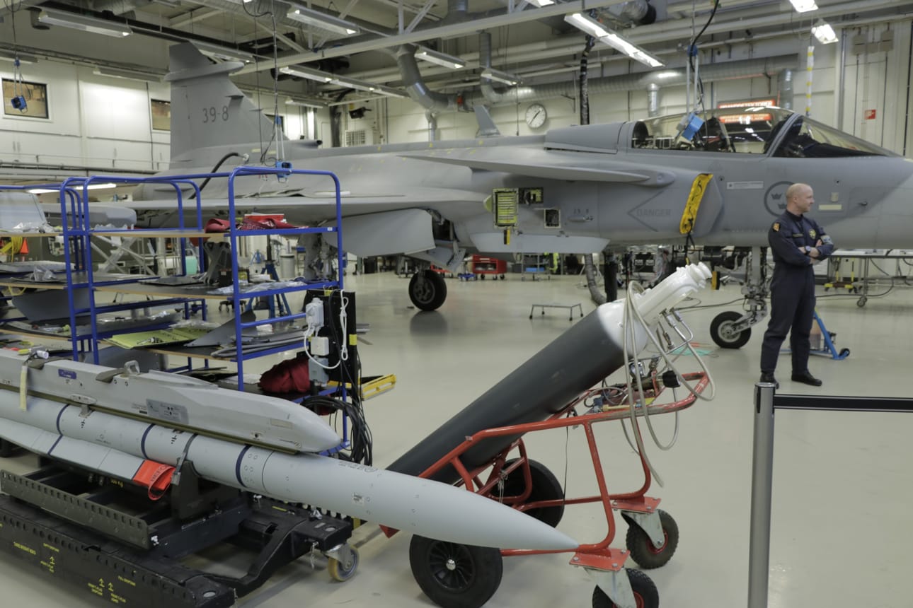 Koelentäjä Andre Brännström esitteli ensimmäistä Saabin Gripen E -testihävittäjää Linköpingissä Ruotsissa helmikuussa 2019. Saab voitti Suomen merivoimien korvettien asejärjestelmätilauksen.