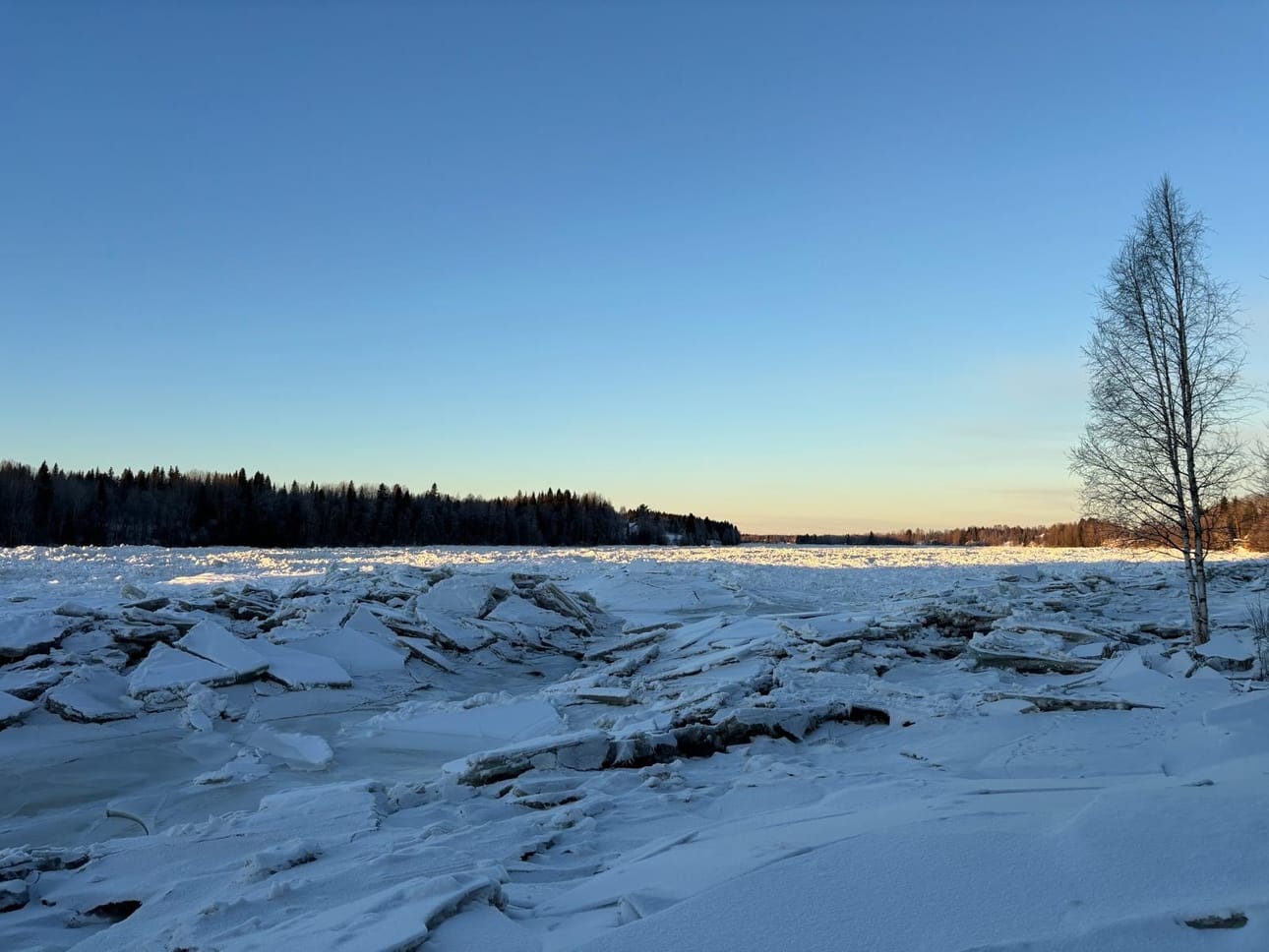 Ylitornion jääpato koskenniskalta eli jääpadon Matkakosken päädystä, kuvattu pohjoisen suuntaan kohti Vuennonkoskea.