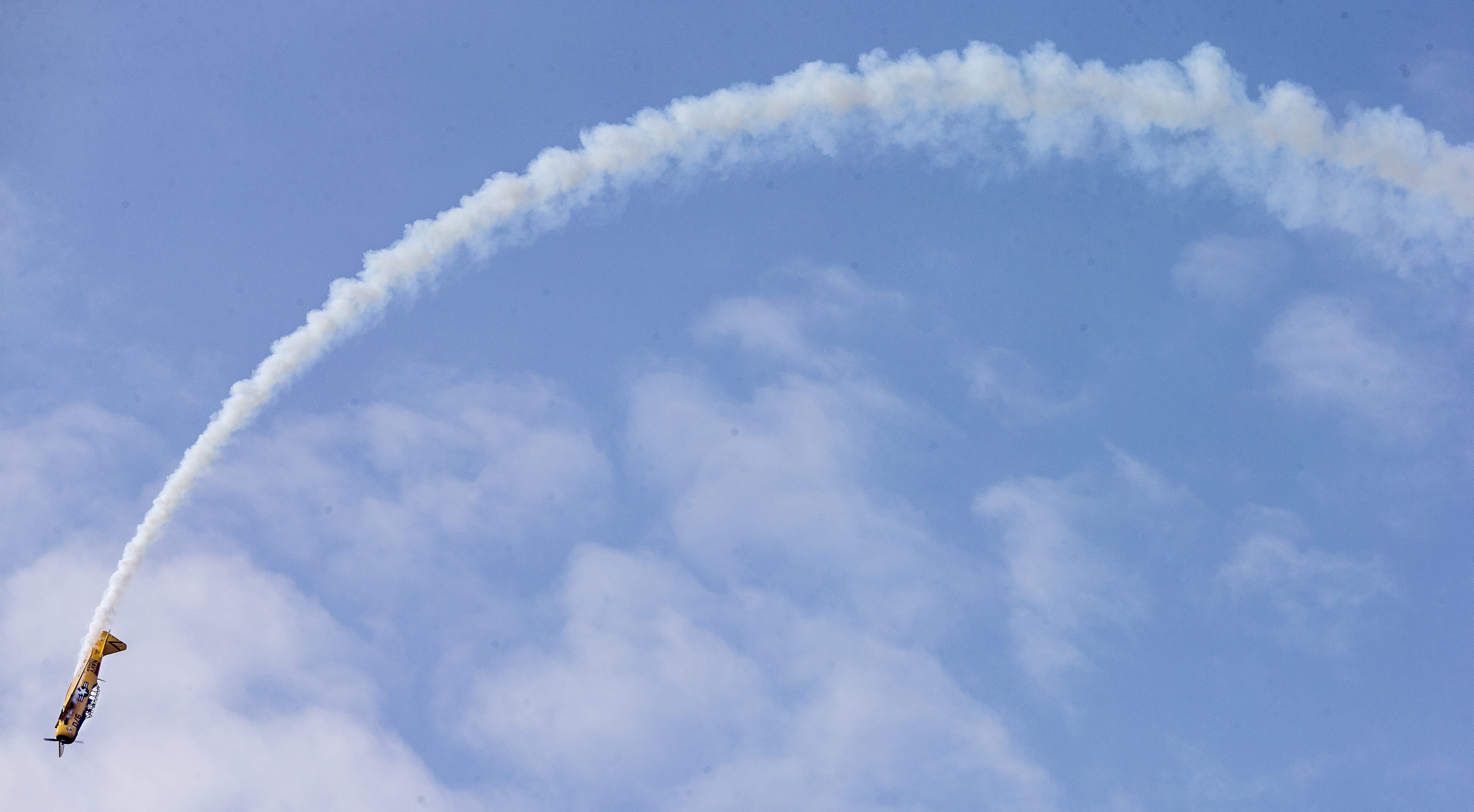 Lentokoneet liisivät sinistä taivasta vasten aamupäivällä Oulunsalossa.