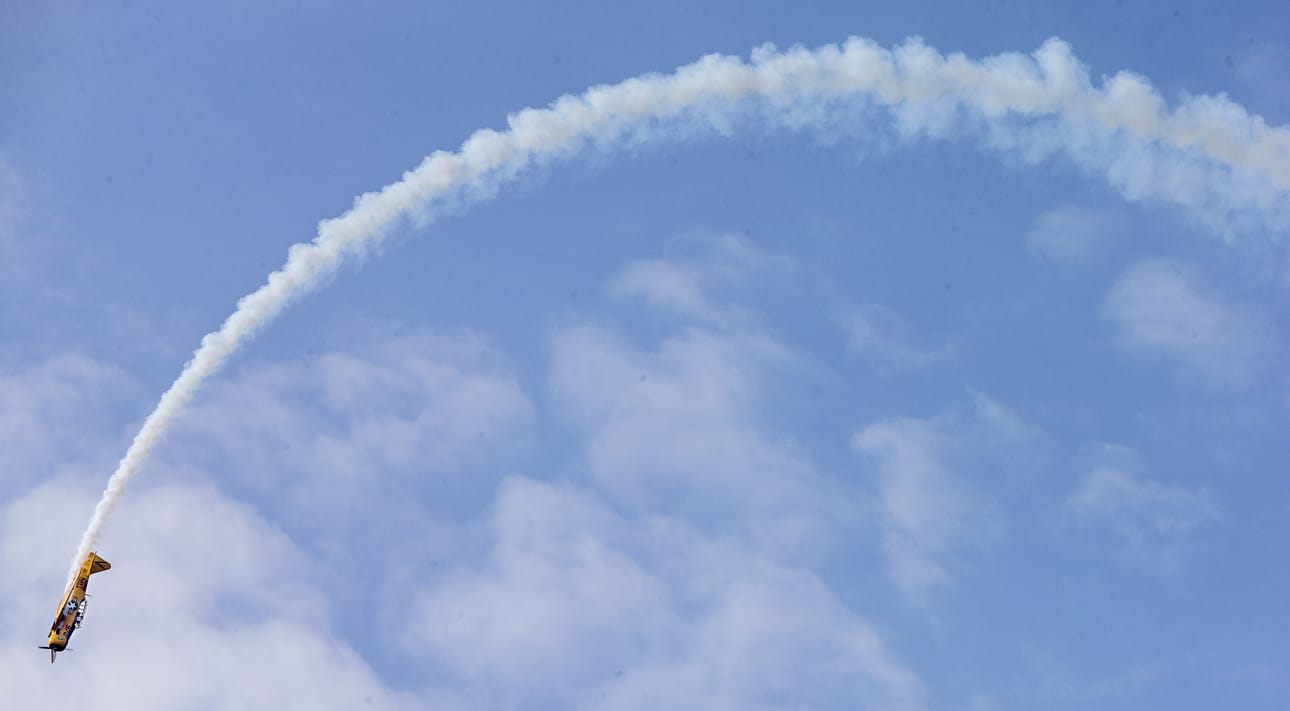 Lentokoneet liisivät sinistä taivasta vasten aamupäivällä Oulunsalossa.