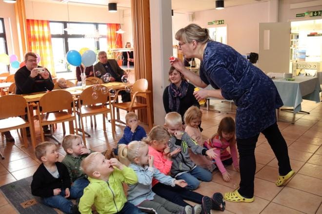 Nukketeatteri Riemureppujen Päivi Toivola aloitti tarinansa Sateenkaarikalasta puhaltamalla saippuakuplia. Lapset nipistivät nenänsä tukkoon. KUVAT: ANU NAHKALA