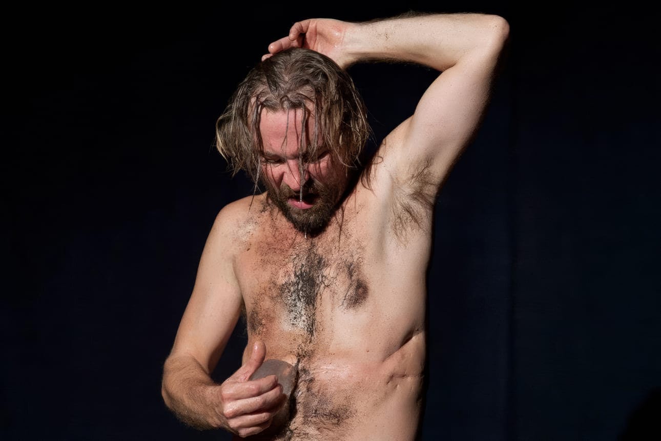 Palkittu monologi Kivi vierailee Oulun teatterissa. Kansalliskirjailija Aleksis Kiven elämän viimeiseen päivään eläytyy näyttelijä Johannes Korpijaakko.