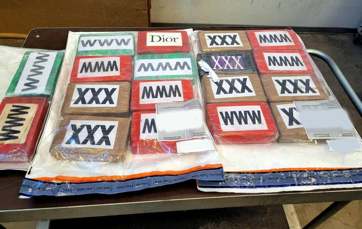 Poliisin takavarikoimia huumeita, jotka saapuivat KRP:n mukaan Helsingin Vuosaaren satamaan punaviinipulloja sisältävässä kontissa maaliskuussa. LEHTIKUVA / HANDOUT