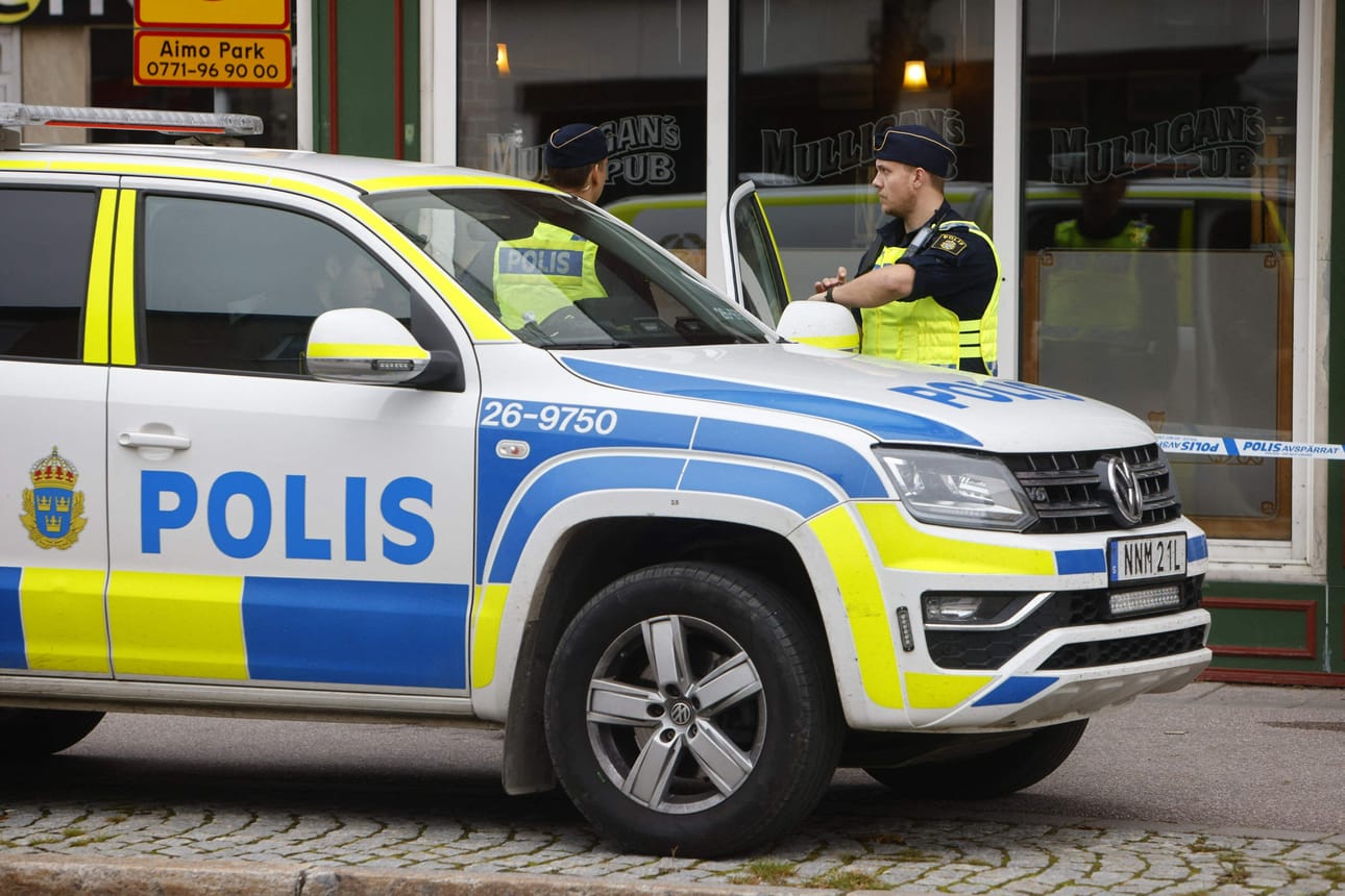 Poliisi tutkii tapahtumaa tuhotyönä, mutta ketään ei ole kiinniotettuna. Ruotsissa on viime viikkoina nähty väkivallan aalto, josta esimerkkinä nähtiin Sandvikenin pubiampuminen viime perjantaina. LEHTIKUVA / AFP