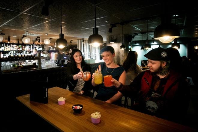 Linda Wevar, Fiffi Stolpe ja Benjamin Beijar tapasivat toisensa ensimmäistä kertaa viini- ja seurusteluravintola VENNissä. – Tästä tulee siisti ilta! Wevar hihkuu.