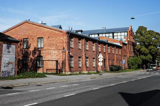 Tässä rakennuksessa toimi ennen VR:n konepaja ja veturitalli. KUVA: HANNU TOIVONEN