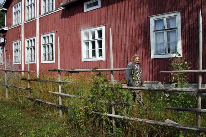Tuula Ylivinkka on tehnyt taidettaan ja elänyt Rannankylän vanhalla koululla. Taiteilijan vapaus merkitsee paljon työtä. KUVAT: MINNA HIIRONEN